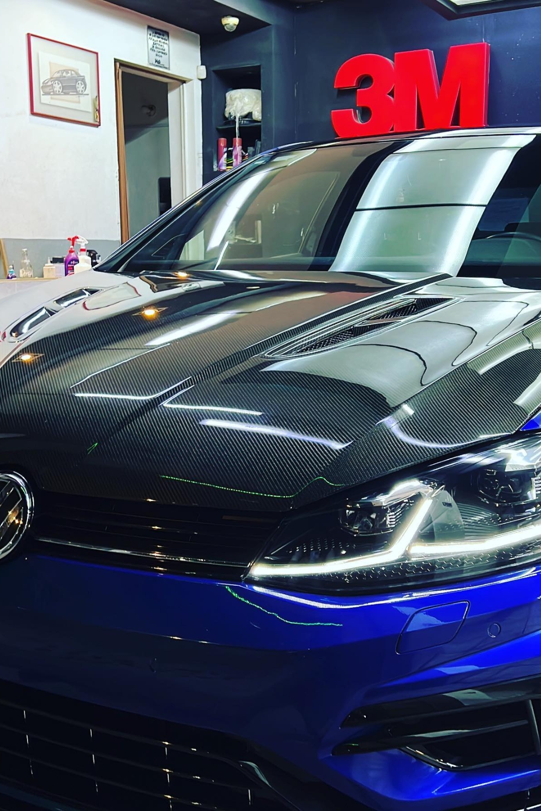 Detalle automotriz exterior de BackStage automotive, revelando la belleza y brillo de tu vehículo con nuestros servicios especializados.